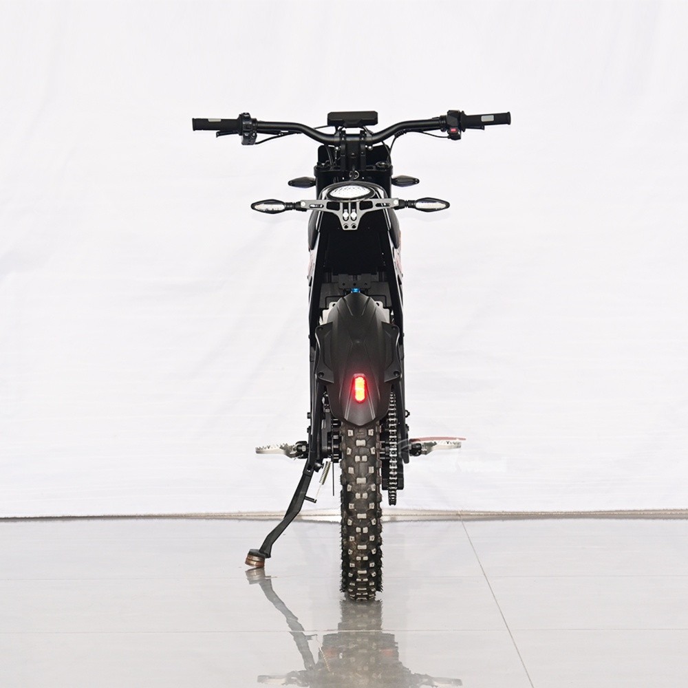 Acumulator Li-ion detașabil instalat pe cadru motocicletă electrică